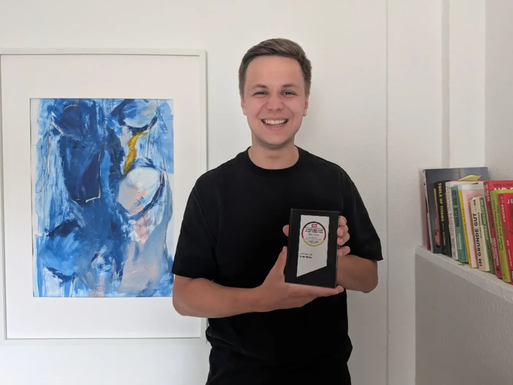 CouponBoy Thimo hält die Auszeichnung in der Hand
